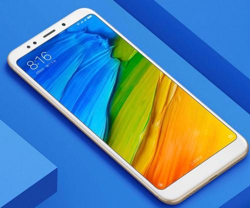 Лицевая сторона смартфона Xiaomi Redmi 5 Поверхность смартфона Xiaomi Redmi 5