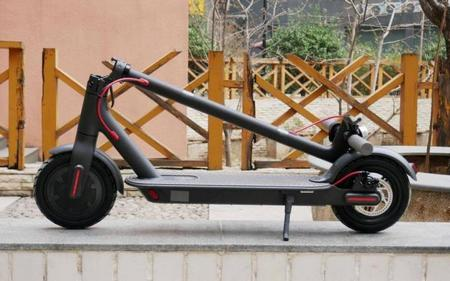 Электросамокат Xiaomi M365 Electric Scooter в сложенном вид Внешний вид сложенного электросамоката Xiaomi M365 Electric Scooter
