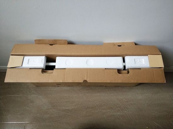 Содержимое коробки Xiaomi Yeelight LED Panel Zhen Light Вид на внутреннее содержимое коробки Xiaomi Yeelight LED Panel Zhen Light
