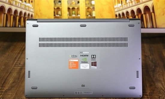 Оборотная сторона ноутбука Xiaomi Mi Notebook Pro 15.6 Оборотная сторона ноутбука Xiaomi Mi Notebook Pro 15.6 с технической информацией