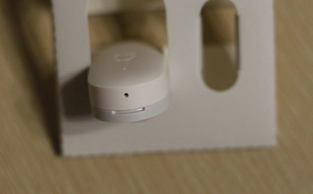 Отверстие датчика Xiaomi Mi Window/Door Sensors для сброса настроек Отверстие датчика Xiaomi Mi Window/Door Sensors для выполнения перезагрузки