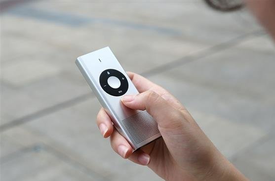 Переводчик Xiaomi Konjac AI Translator в руке пользователя Переводчик Xiaomi Konjac AI Translator в руке пользователя