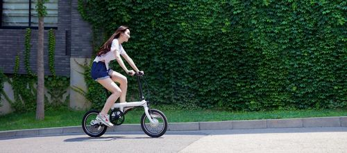 Катание на электровелосипеде Xiaomi Mijia QiCycle Процесс катания на электровелосипеде Xiaomi Mijia QiCycle