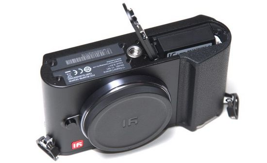 Расположение аккумулятора Xiaomi Yi M1 Mirrorless Расположение аккумуляторной батареи фотоаппарата Xiaomi Yi M1 Mirrorless