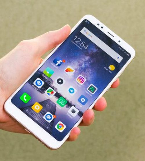 Габариты смартфона Xiaomi Redmi 5 Plus Размещение смартфона Xiaomi Redmi 5 Plus на ладони