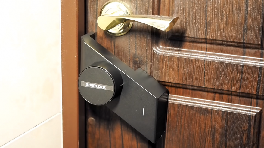 Внешний вид входной двери с установленной умной накладкой на замок Xiaomi Sherlock Smart Sticker M1 Внешний вид входной двери с установленной умной накладкой на замок Xiaomi Sherlock Smart Sticker M1