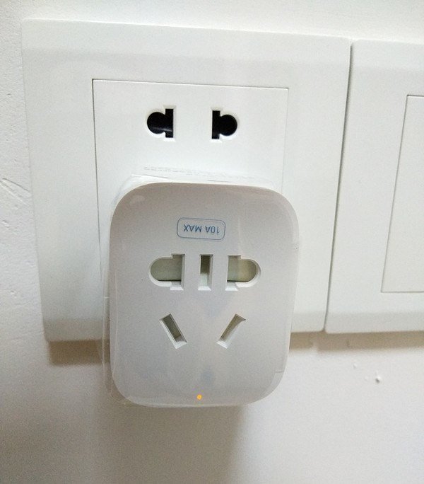 Умная розетка Xiaomi Mi Smart Socket Power Plug (White)с горящим желтым светодиодом Умная розетка Xiaomi Mi Smart Socket Power Plug (White)с горящим желтым светодиодом