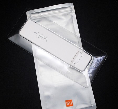 Упаковка Xiaomi Mi Wi-Fi Amplifier 2 Упакованный усилитель сигнала Xiaomi Mi Wi-Fi Amplifier 2