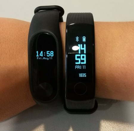 Сравнение дизайна фитнес-браслета Xiaomi Mi Band 2 и Honor Band 3 Сравнение внешнего вида трекеров Xiaomi Mi Band 2 и Honor Band 3
