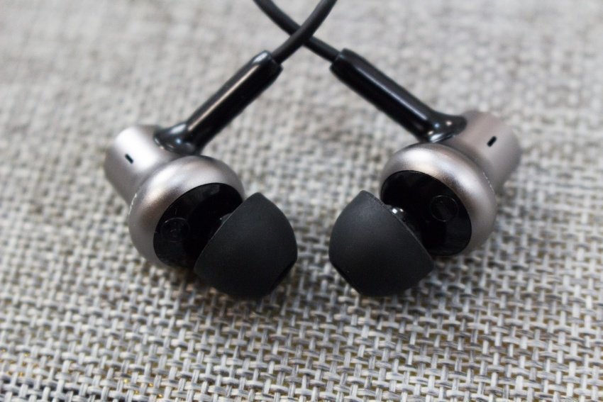Наушники Xiaomi Mi In-Ear Headphones Pro HD вид корпуса Наушники Xiaomi Mi In-Ear Headphones Pro HD вид корпуса