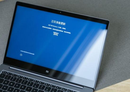 Рамка дисплея в ноутбуке Xiaomi Mi Notebook Air 13,3 Fingerprint 2018 Вид на рамку экрана в ноутбуке Xiaomi Mi Notebook Air 13,3 Fingerprint 2018