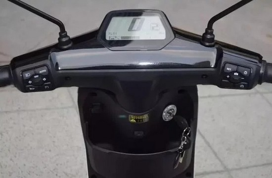 Рулевая стойка Xiaomi Super Soco CU Smart Scooter Вид на рулевую стойку Xiaomi Super Soco CU Smart Scooter